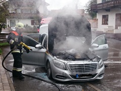 Nekoliko dana stara Mercedes-Benz S-Klasa izgorela u požaru + FOTO