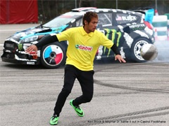 Ken Block s automobilom igra fudbal, u driftu puca na gol + VIDEO