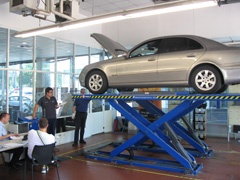 Nemački inženjer u Emil Frey Auto Centru