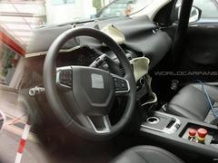 Špijuni snimili entrerijer novog Land Rover Discovery Sport modela (foto)