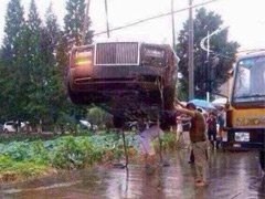 Vozio brzo i prevrnuo Rolls-Royce Phantom na krov + FOTO