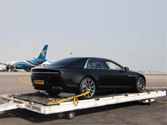 Aston Martin Lagonda snimljen prilikom ukrcavanja u avion + FOTO