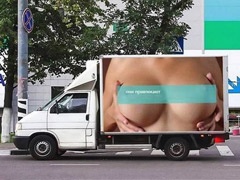 Reklama sa bujnim grudima izazvala 517 saobraćajnih nezgoda u Moskvi