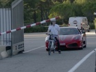 Na biciklu oduvao Ferrari (foto+video)