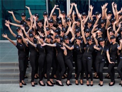 Kabinsko osoblje Etihad ervejza je prikazalo uniforme za F1 devojke