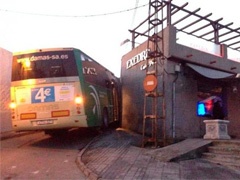 Šok u Španiji - ukrao autobus i parkirao ga ispred kafića (foto)