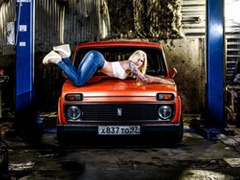 Lada Niva i atraktivne devojke (FOTO)