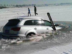 Audi Q7 propao kroz led u zaleđeno jezero (FOTO)