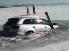 Audi Q7 propao kroz led u zaleđeno jezero (FOTO)