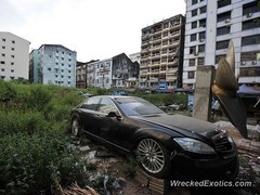 Šta mislite, zašto je ovaj auto napušten na smetlištu?