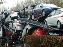 Nepažljivi vozač uništio nekoliko novih Fordova (foto)