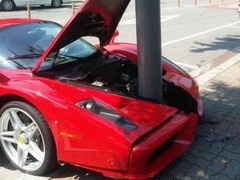Kada Ferrari Enzo udari u lampion, dogodi se ovo... (foto)
