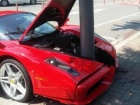 Kada Ferrari Enzo udari u lampion, dogodi se ovo... (foto)
