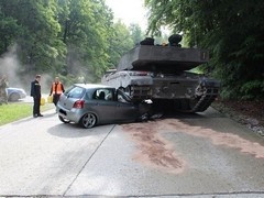 Toyota Yaris udarila u tenk u Nemačkoj (FOTO)