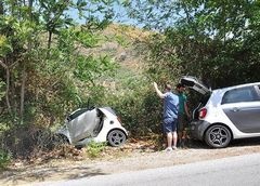 Smart ForTwo završio pored puta, izvukao ga veći brat ForFour (foto)