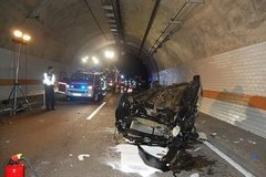 Ako probate automobilom da idete po plafonu tunela, završićete ovako...