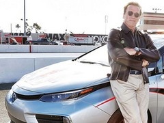 Arnold Švarceneger sa Toyotom Mirai predvodio NASCAR trku