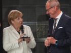 Angela Merkel dobila minijaturni model Opel Astre u Frankfurtu