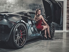 McLaren MP4-12C Spider u društvu atraktivne lepotice