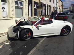 Kakav početak braka - slupali Ferrari vredan 330 000 evra