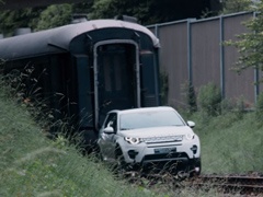Umesto lokomotive, voz je povukao Land Rover Discovery Sport (VIDEO)