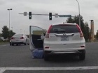 Ova žena je uspela svojim automobilom da pregazi samu sebe (VIDEO)