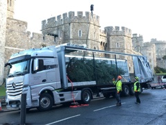Božićni poklon za britansku kraljicu stigao je kamionom (FOTO)