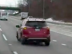 Nećete verovati šta je uradila ova dama za volanom Toyote RAV4 (VIDEO)