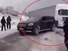 Veliki SUV izvukao zaglavljen šleper na putu (VIDEO)