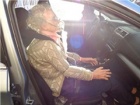 Pokušali su da oslobode smrznutu bakicu iz auta - a onda šok! (FOTO)