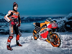Vožnja motocikla po snegu? Za ovog momka to nije problem (foto+video)