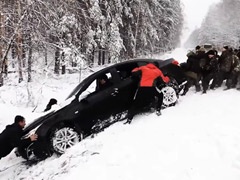 Neverovatno - pogledajte kako su ljudi vratili Chevrolet na put (video)