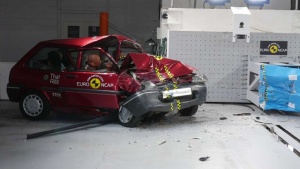 Zašto kupiti novi auto? Ovaj crash test pokazuje evoluciju od 20 godina (VIDEO)