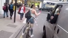 Devojku na biciklu su provocirali dvojica muškaraca - pogledajte kako im se osvetila (VIDEO)