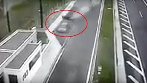 Mladi vozač u Porscheu je jurio po autoputu, posledice su stravične (VIDEO)