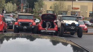U auto je morao kroz prtljažnik - više se neće tako glupo parkirati (VIDEO)