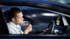 Pušenje za volanom opasno koliko i pisanje sms poruka!