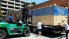 Pogledajte koji auto je transportovan u ovoj drvenoj kutiji (VIDEO)
