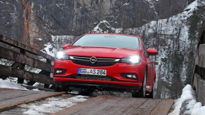 Bezbedna navigacija tokom doba godine sa smanjenom vidljivošću uz pomoć Opelovih svetlosnih inovacija
