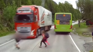 Sistem automatskog kočenja ili munjevita reakcija vozača? Ovaj dečak treba da slavi drugi rođendan (VIDEO)
