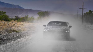 BMW 8 Cabrio brusi asfalt u Dolini smrti (FOTO)