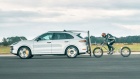 240 km/h na biciklu - u tome mu je pomogao Porsche Cayenne Turbo (FOTO + VIDEO)