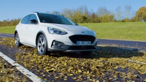 Ford nas upozorava, da je mokro lišće klizavo kao sneg (VIDEO)