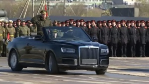 Putinov Aurus kabriolet bez maske (VIDEO)