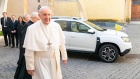 Papa još jednom pokazao, da ima dobar ukus - voziće se u automobilu Dacia Duster