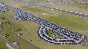 U Britaniji od aerodroma napravljeno skladište novih automobila - nema ko da ih kupi, a nema ko ni da ih proda (FOTO)