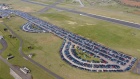 U Britaniji od aerodroma napravljeno skladište novih automobila - nema ko da ih kupi, a nema ko ni da ih proda (FOTO)