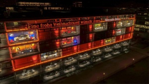 Otkud BMW automobil u salonu Mercedes-Benza? Tokom Covid-19 pandemije, sve je moguće (FOTO)